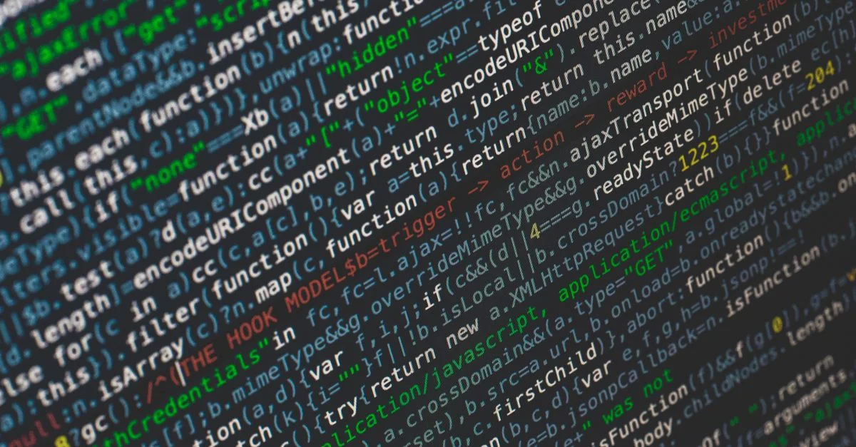 Gros plan sur un code de programmation coloré affiché sur un écran d'ordinateur.